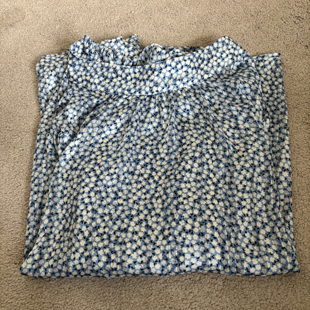 H&M Woman’s long-sleeve Blouse. Turtleneck. Flower Print, Blue and White. Medium